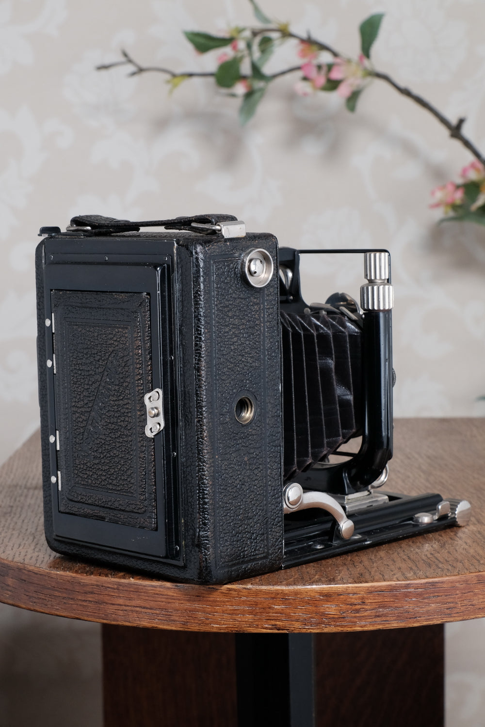 Superb! 1929 Voigtlander Bergheil Camera with Heliar lens. With 120 roll-film back by Rollex-Patent. Freshly serviced CLA’d