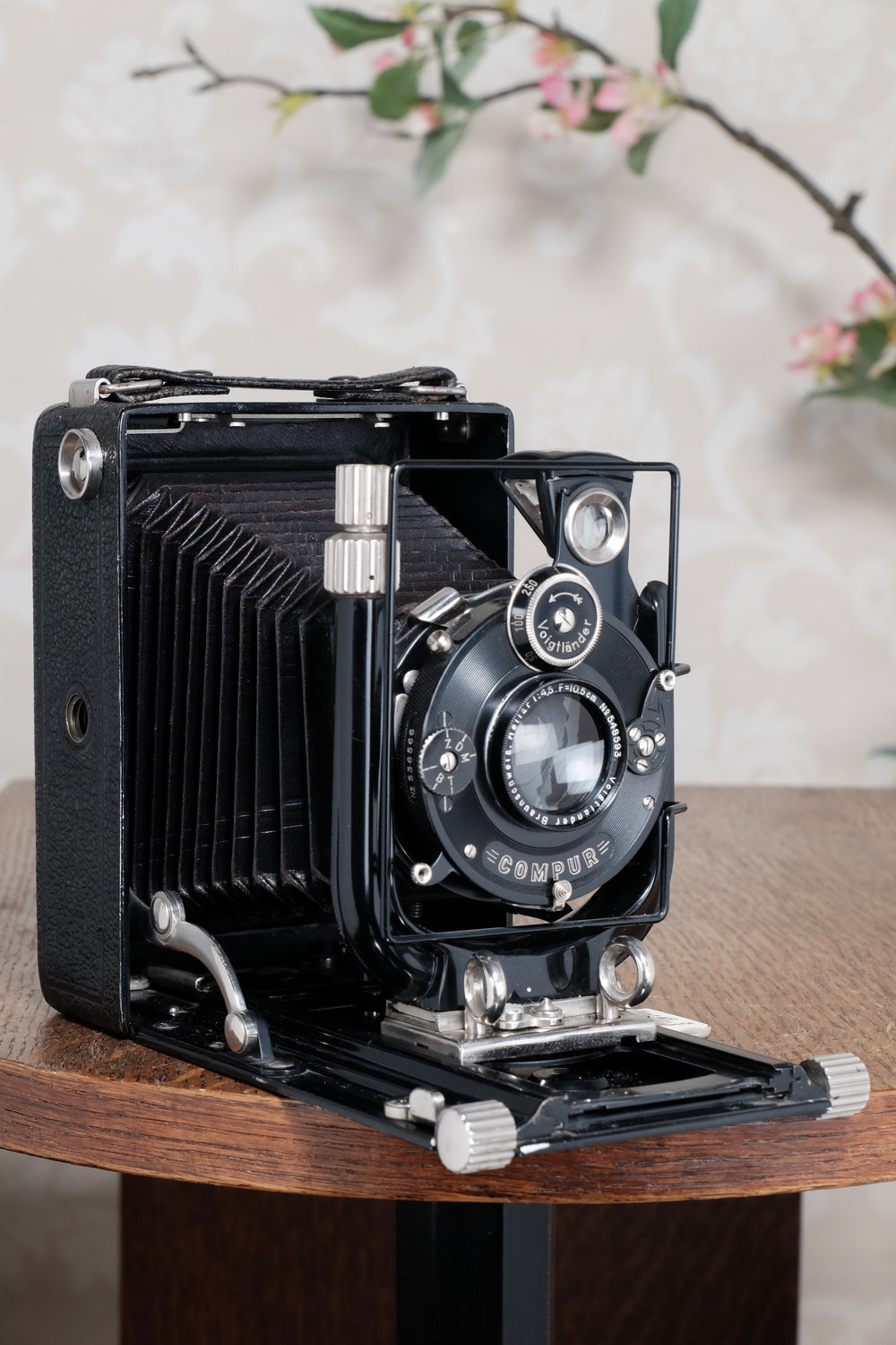 Superb! 1929 Voigtlander Bergheil Camera with Heliar lens. With 120 roll-film back by Rollex-Patent. Freshly serviced CLA’d