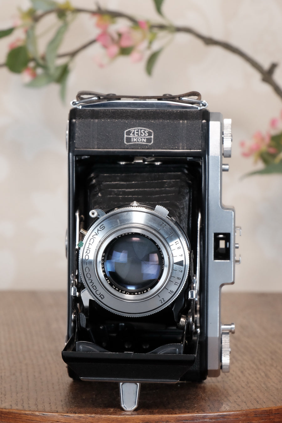 SUPERB! 1952 Zeiss-Ikon 6x9 Ikonta 523/2, Synchro-Compur & Coated Zeiss Tessar lens. CLA'd, Freshly Serviced!