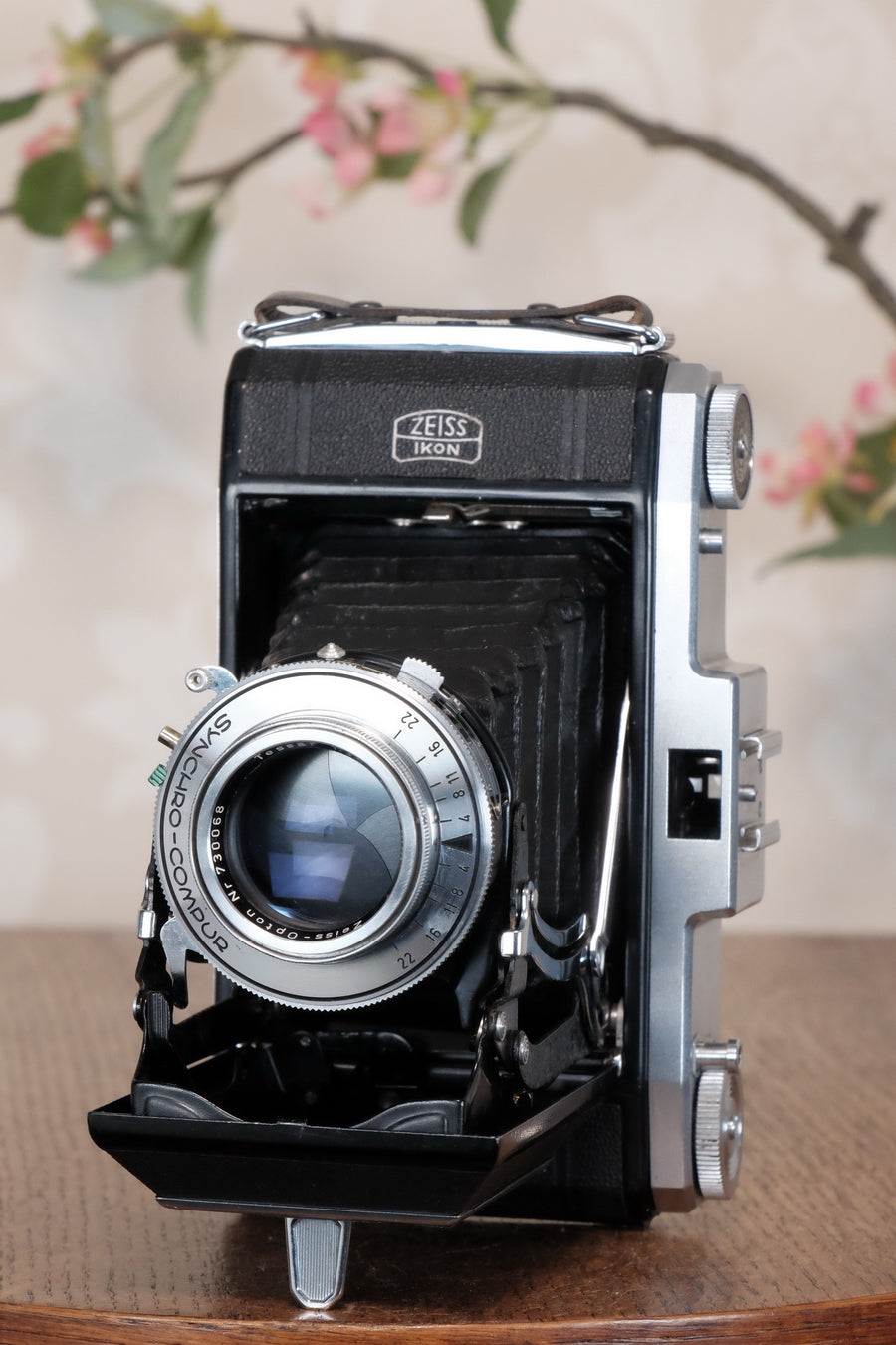 SUPERB! 1952 Zeiss-Ikon 6x9 Ikonta 523/2, Synchro-Compur & Coated Zeiss Tessar lens. CLA'd, Freshly Serviced!