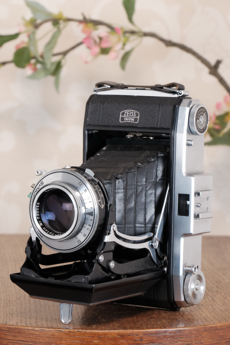 SUPERB! 1952 Zeiss-Ikon 6x9 Ikonta 523/2, Synchro-Compur & Coated Zeiss Tessar lens. CLA'd, Freshly Serviced!