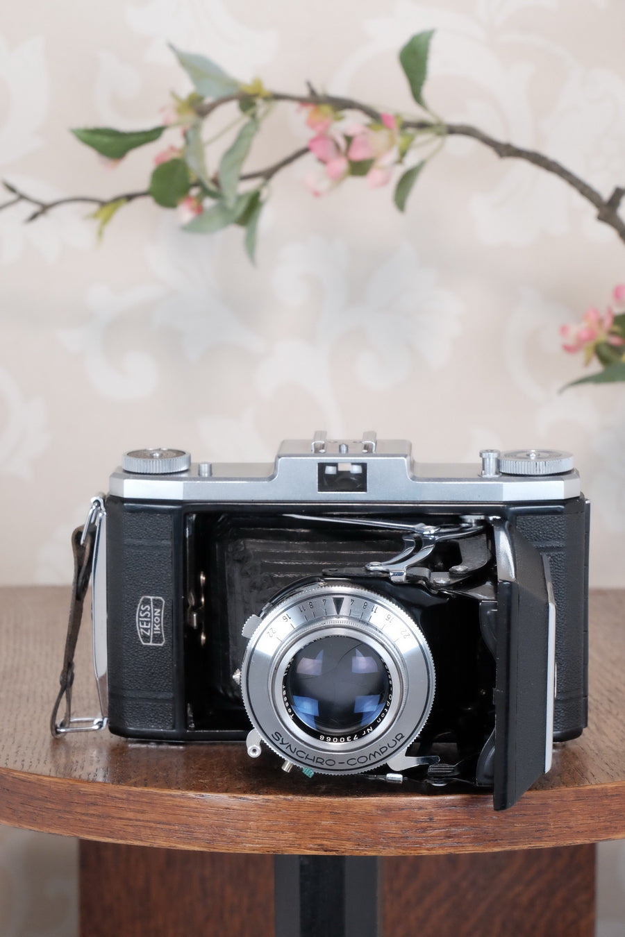 SUPERB! 1952 Zeiss-Ikon 6x9 Ikonta 523/2, Synchro-Compur & Coated Zeiss Tessar lens. CLA'd, Freshly Serviced!