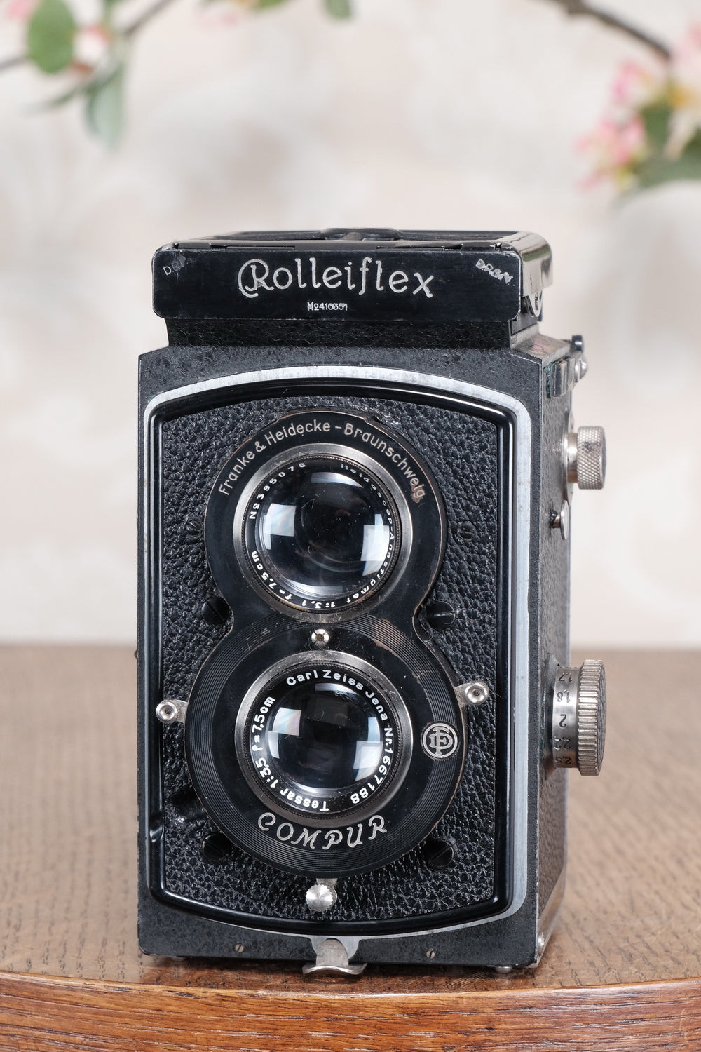 A Rolleiflex 3,5 with Tessar 1:3,5 f=75 mm, no 1720249 A Rolleiflex 3,5 with Tessar 1:3,5 f=75 mm, no 1720249