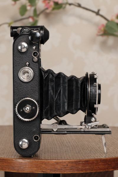 RARE! Superb,1934 Voigtlander 6 x 9 Prominent with Heliar lens, original case and mask, Freshly serviced, CLA’d - Voigtlander- Petrakla Classic Cameras