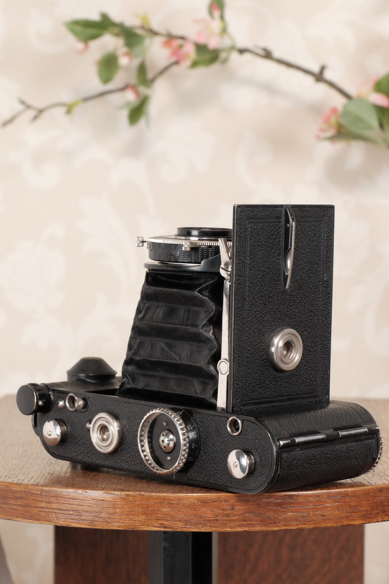 RARE! Superb,1934 Voigtlander 6 x 9 Prominent with Heliar lens, original case and mask, Freshly serviced, CLA’d - Voigtlander- Petrakla Classic Cameras
