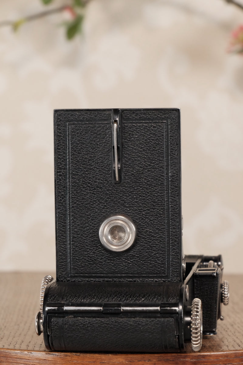 RARE! Superb,1934 Voigtlander 6 x 9 Prominent with Heliar lens, original case and mask, Freshly serviced, CLA’d - Voigtlander- Petrakla Classic Cameras