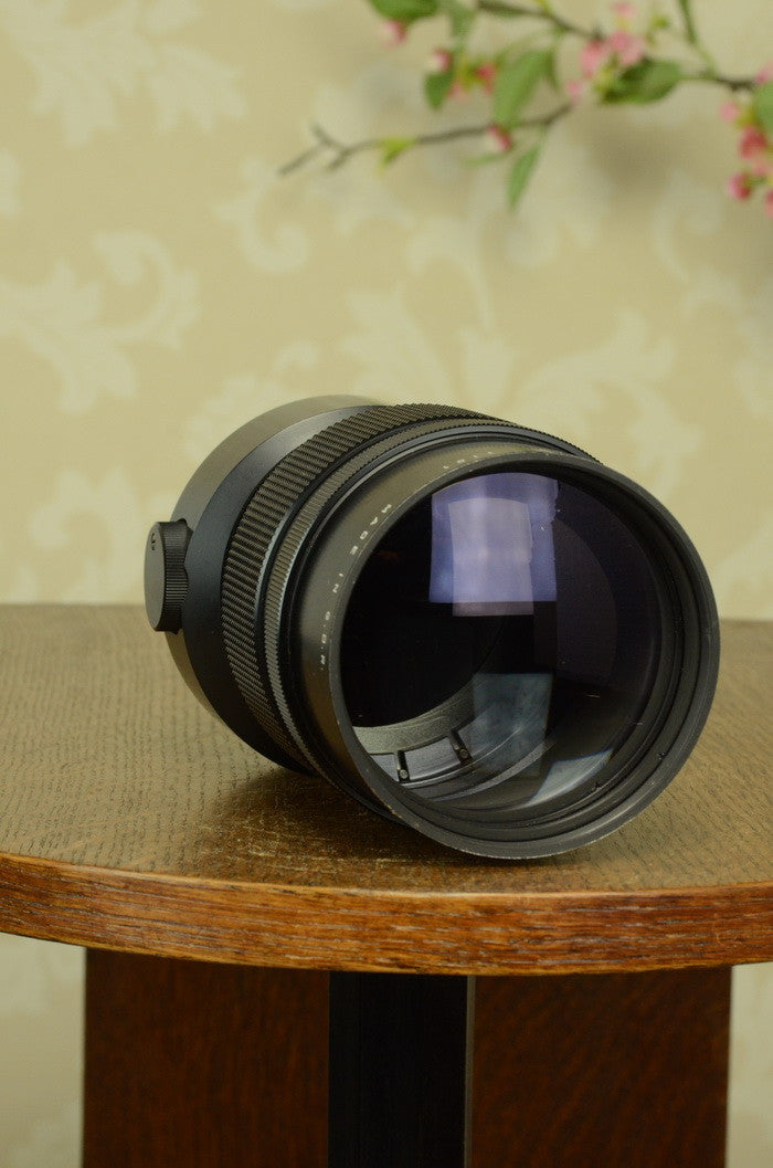 Excellent! Beautiful Pentacon &frasl; Meyer-Optik f4.0 300mm lens for 6x6, 35mm &amp;  digital formats